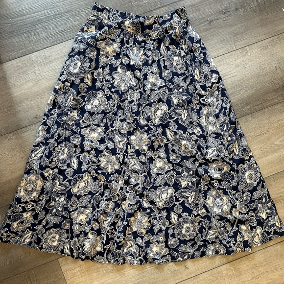 Floral maxi skirt - Picture 2 of 3